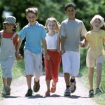 group of children in summer, outdoorsPeople & Familie & Privat, Action, spazieren gehen, spielen, Querformate, aktiv, Freizeit, Gruppen < 10, freudig / Freude, fröhlich, Sommer, Menschen, Kinder, Jungen, Mädchen, Gemischte Gruppen, im Freien